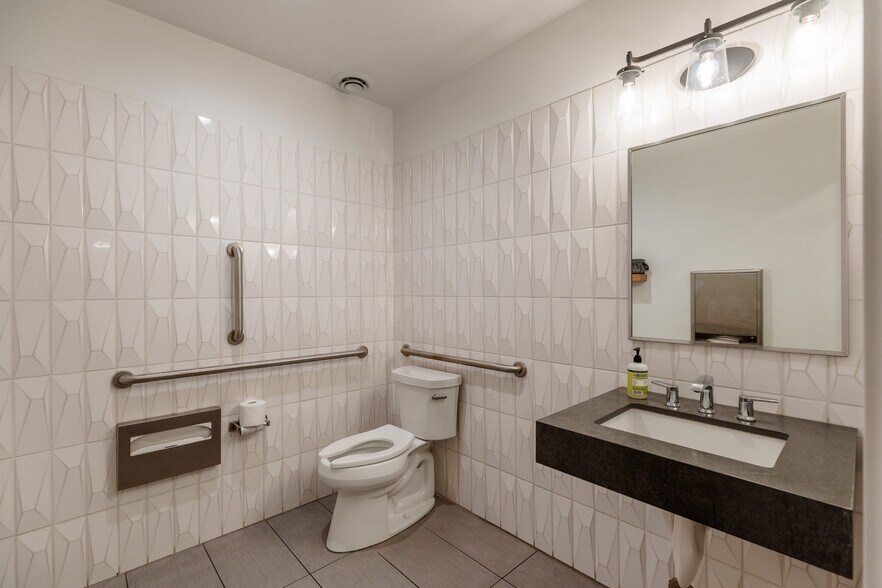 More Photos Of 721-731 SE Yamhill St, Portland Showroom For Lease