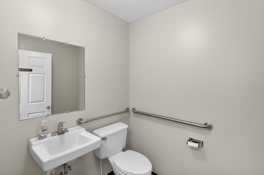 More Photos Of 114 Lexington Tpke, Amherst Medical For Lease