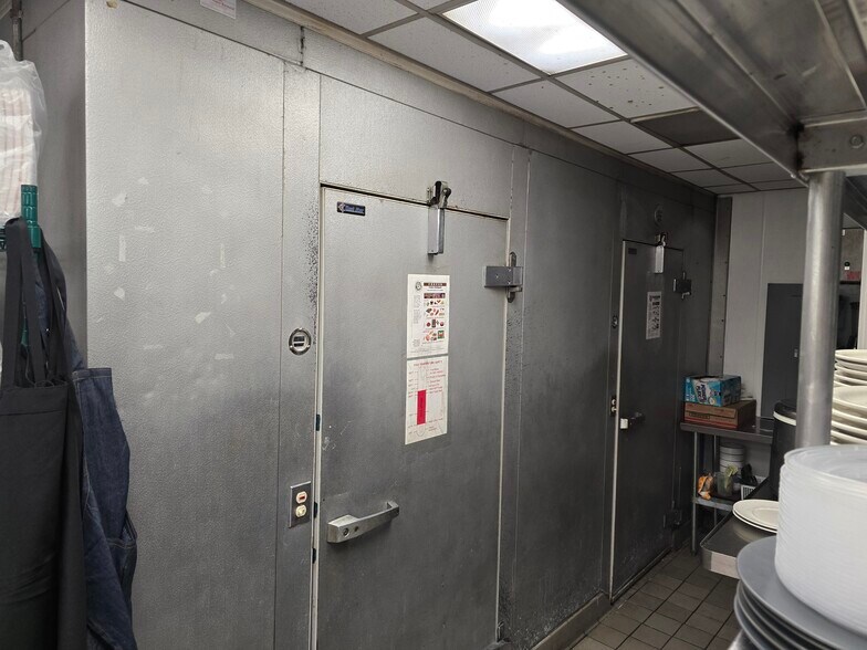 More Photos Of 401 Kamakee St, Honolulu Office For Lease