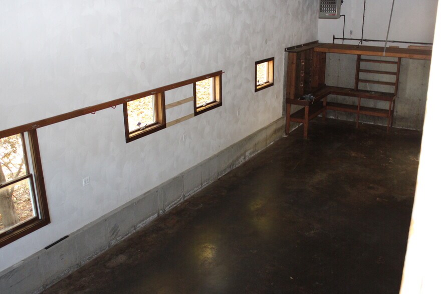 More Photos Of 75 Eastern Ave, Essex Flex For Sale