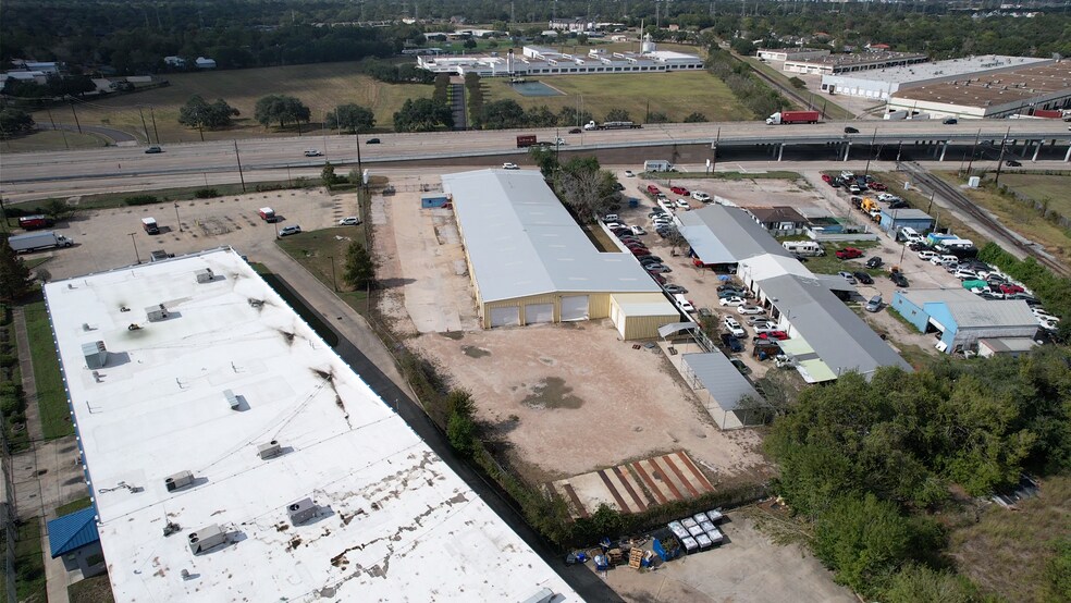 More Photos Of 11533 S Main St, Houston Warehouse For Lease