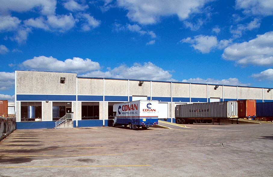 More Photos Of 9013-9021 Spikewood Dr, Houston Truck Terminal For Lease