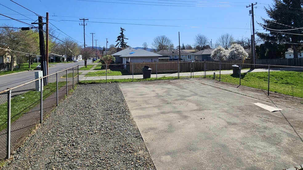 More Photos Of 975 Hemlock St, Longview Industrial For Sale