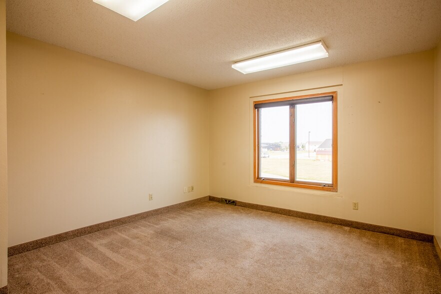More Photos Of 1411 W Dakota Pkwy, Williston Office For Lease