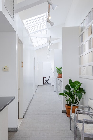 More Photos Of 234 Russell St, Brooklyn Showroom For Lease