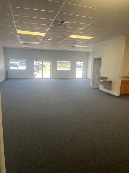 More Photos Of 12221 SE US Highway 441, Belleview Showroom For Lease