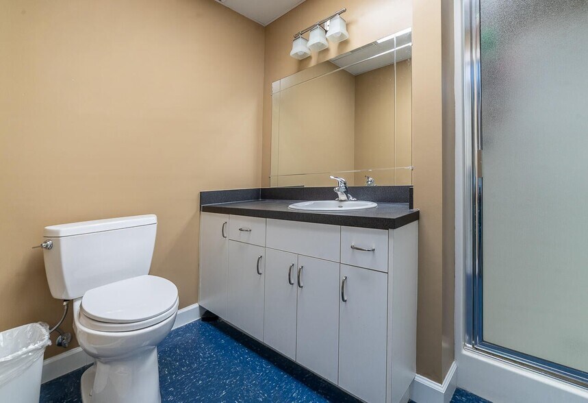 More Photos Of 25 Crossing Ln, Lexington Office For Sale