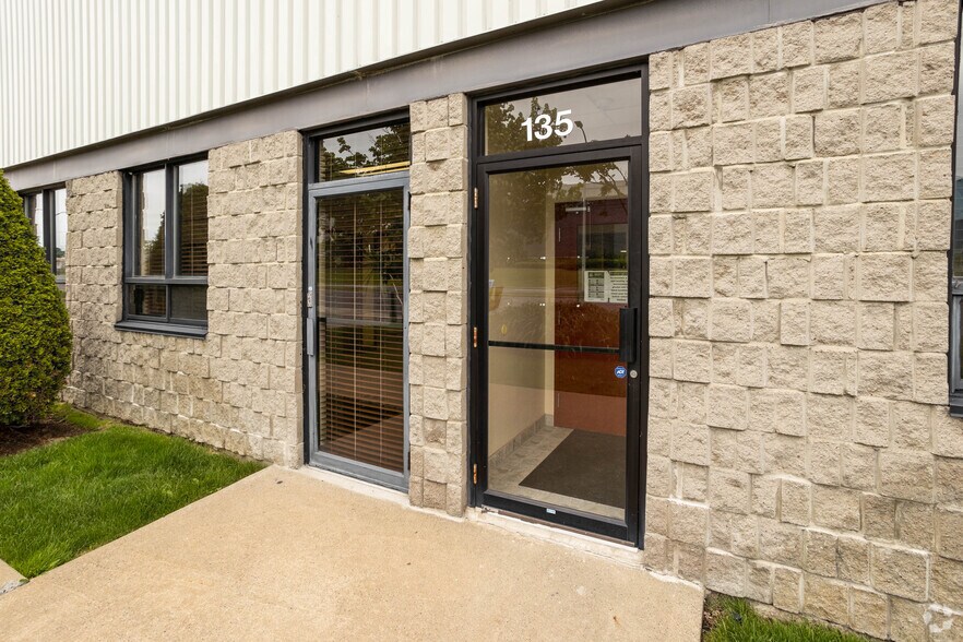 More Photos Of 121-135 Boul Brunswick, Pointe-claire Warehouse For Lease