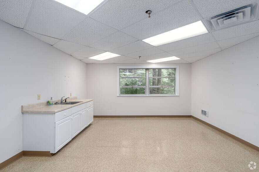 More Photos Of 190 N Evergreen Ave, Woodbury Office For Lease