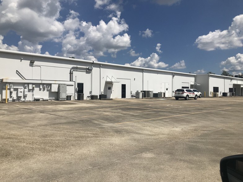 More Photos Of 11200 Industriplex Blvd, Baton Rouge Showroom For Lease