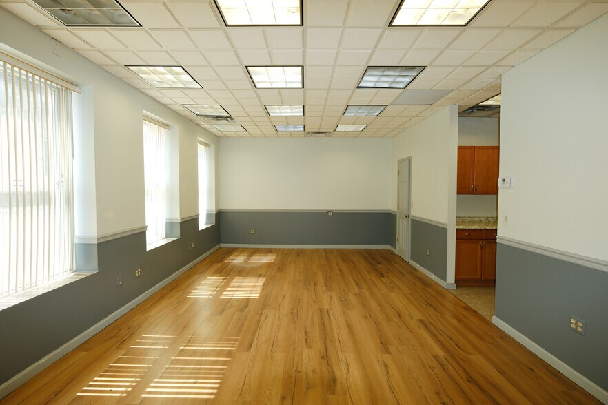 More Photos Of 30 W Price St, Linden Flex For Lease