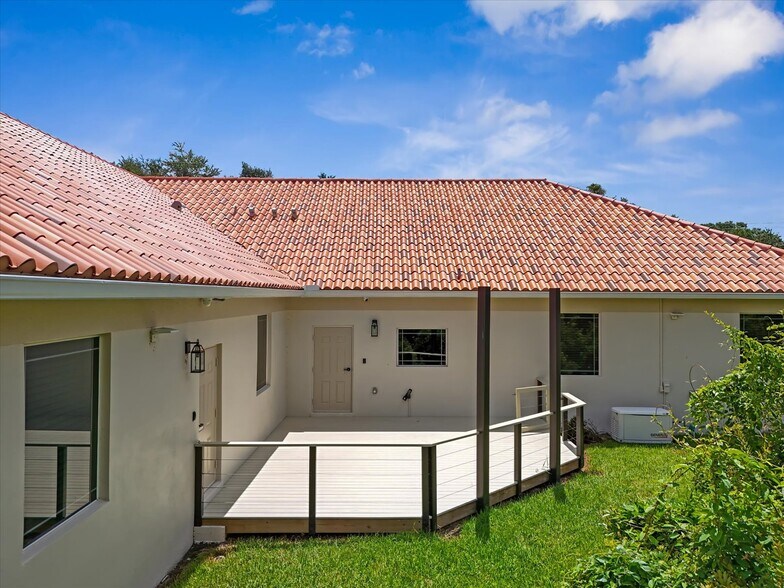 More Photos Of 8626 N Himes Ave, Tampa Medical For Sale