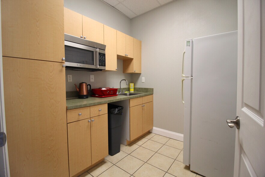 More Photos Of 1902 W Main St, Tampa Office For Lease