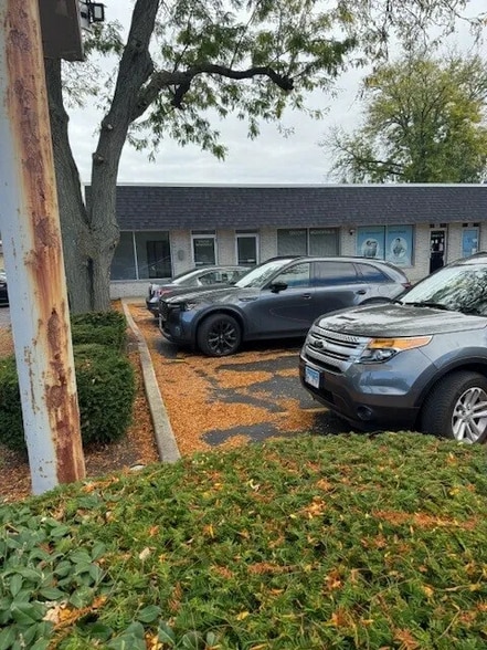 More Photos Of 9849-9853 Gross Point Rd, Skokie Office For Lease