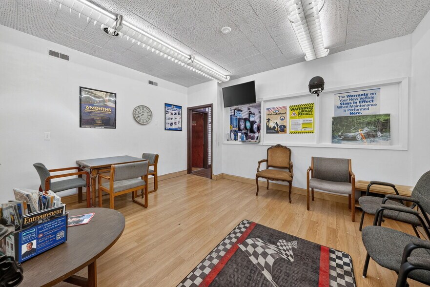More Photos Of 5009 Xerxes Ave S, Minneapolis Auto Repair For Sale