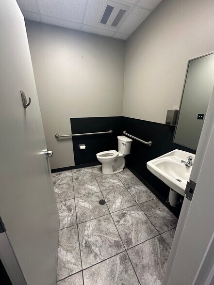 More Photos Of 1706 Dungan Ln, Austin Unknown For Lease