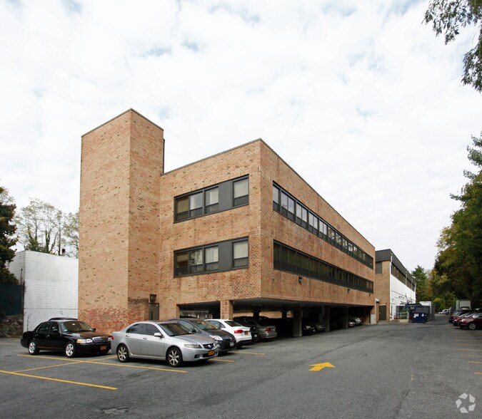 More Photos Of 77 Quaker Ridge Rd, New Rochelle General Retail For Lease