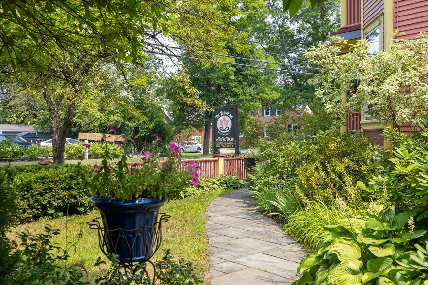 More Photos Of 41 Pleasant St, Woodstock Hospitality For Sale
