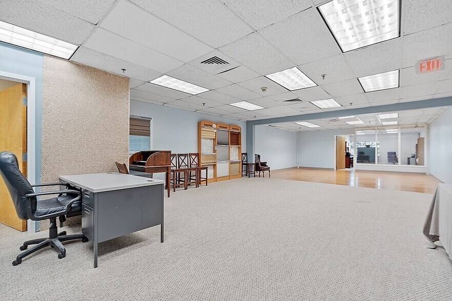 More Photos Of 141 Great Rd, Acton Storefront For Lease