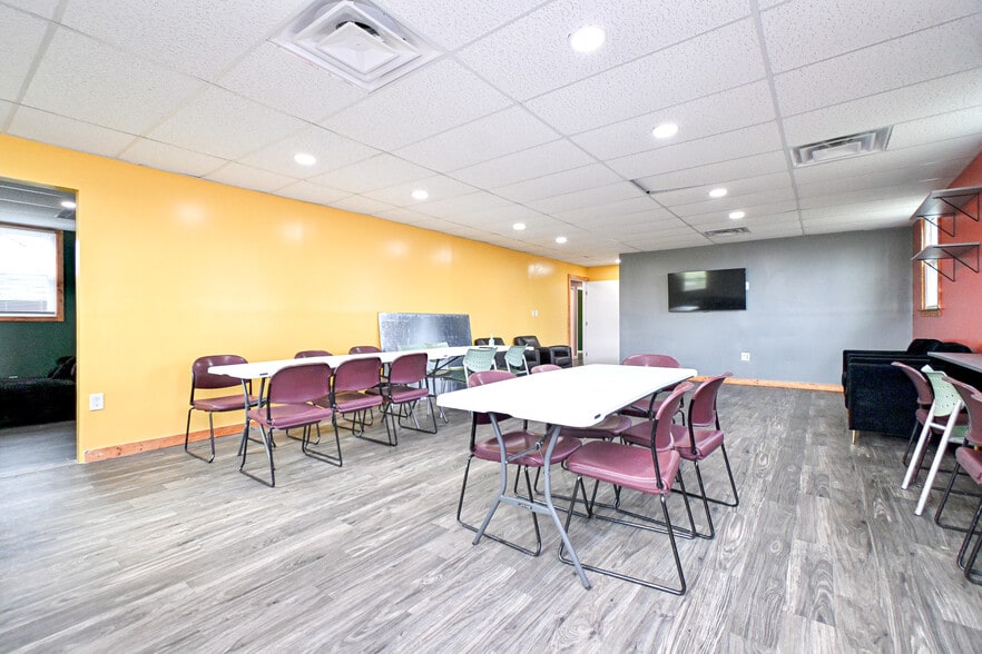 More Photos Of 8240 Clara Ave, Cincinnati Office For Sale