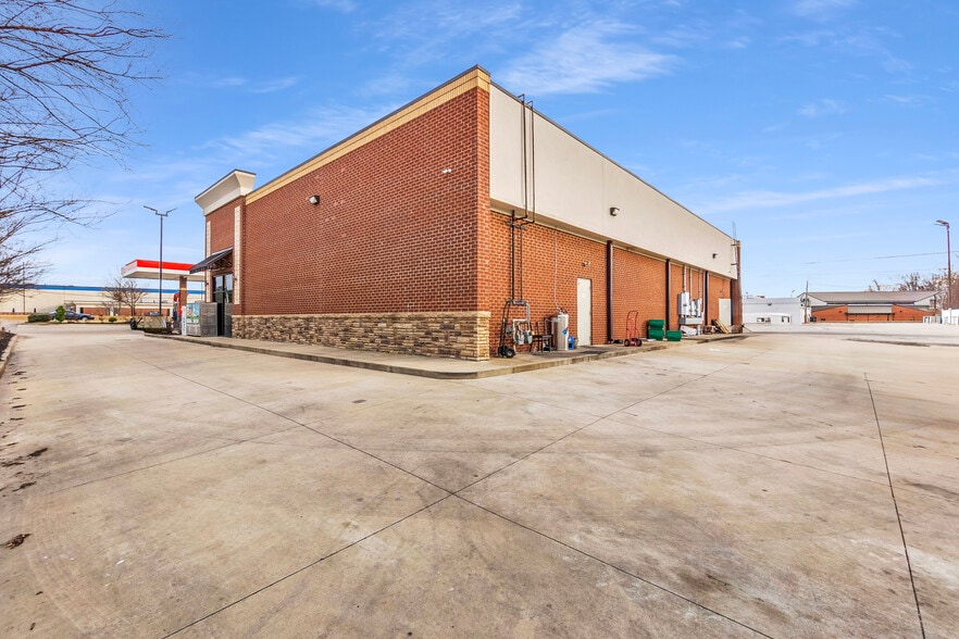 More Photos Of 7641 Hacks Cross Rd, Olive Branch Service Station For Sale