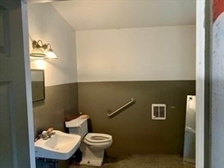 More Photos Of 99 Spring St, Fairhaven Auto Repair For Sale