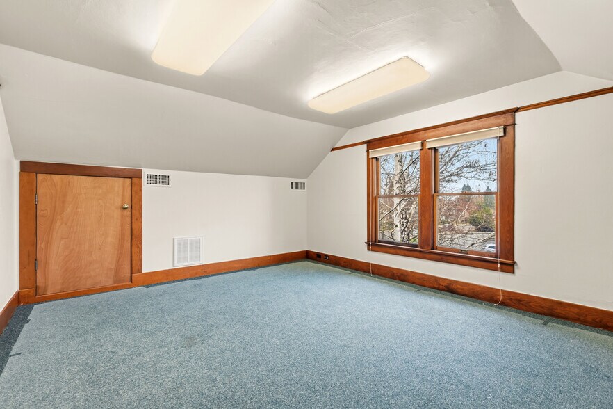 More Photos Of 858 NE A St, Grants Pass Office For Sale