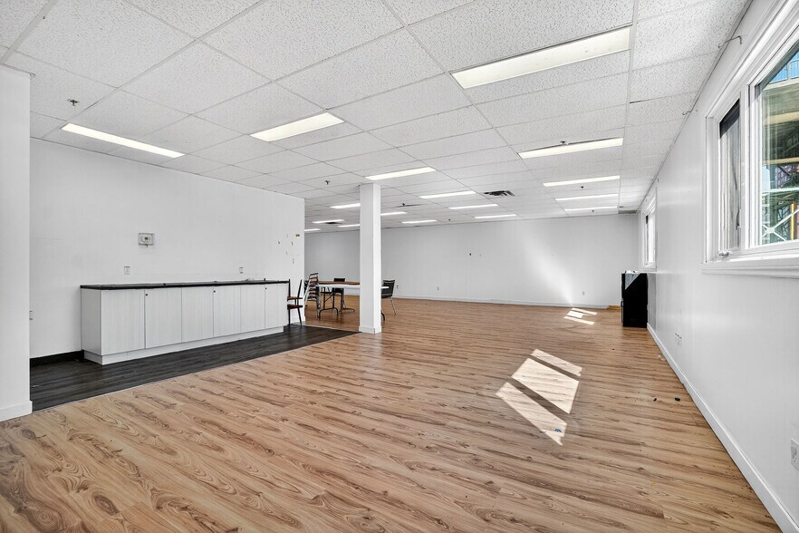 More Photos Of 1988 Rue Sainte-Catherine E, Montréal General Retail For Lease