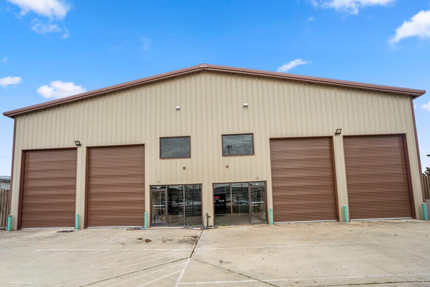 More Photos Of 8614 Pagewood Ln, Houston Warehouse For Sale