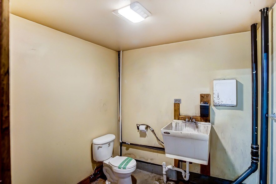 More Photos Of 20660 W Bowling Green Road, Weston Auto Repair For Lease