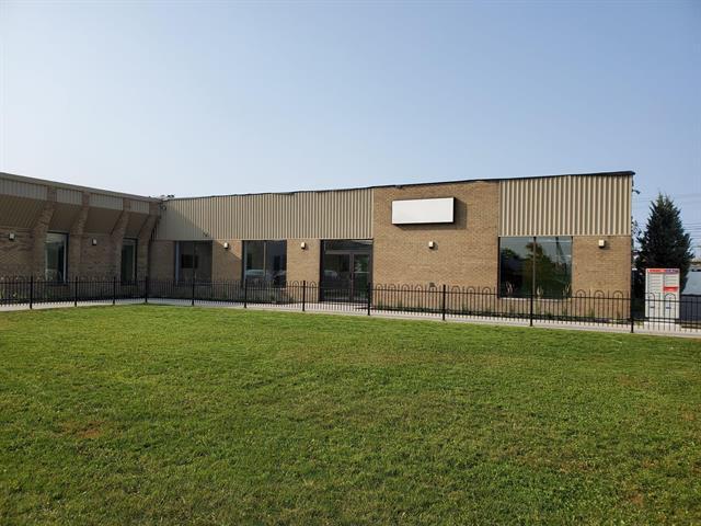 More Photos Of 443-455 Boul Industriel, St-Eustache Warehouse For Lease