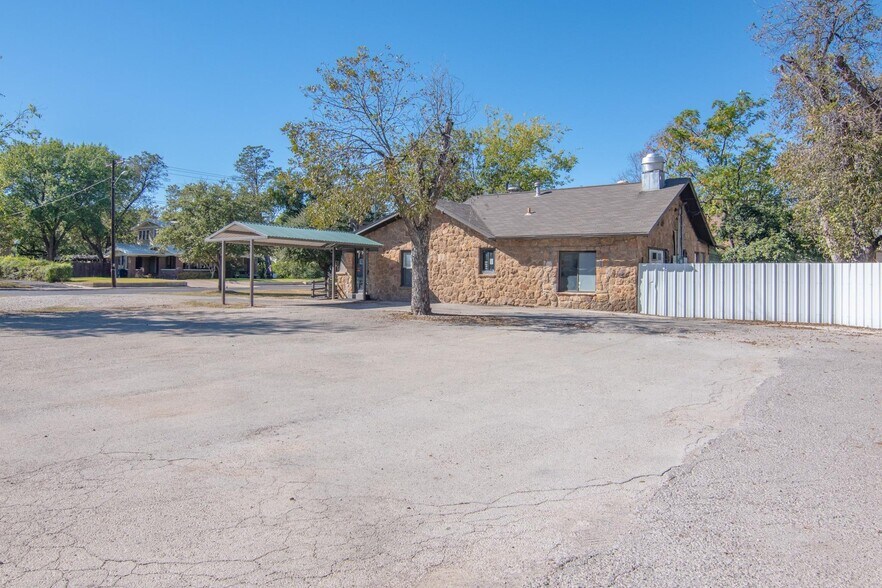 More Photos Of 2208 Austin Ave, Brownwood Flex For Sale