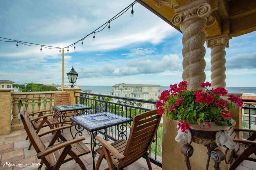 More Photos Of 935 Beachview Dr, Saint Simons Island Hotel For Sale
