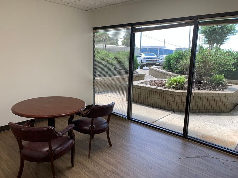 More Photos Of 1031-1035 Putman Dr, Huntsville Flex For Lease