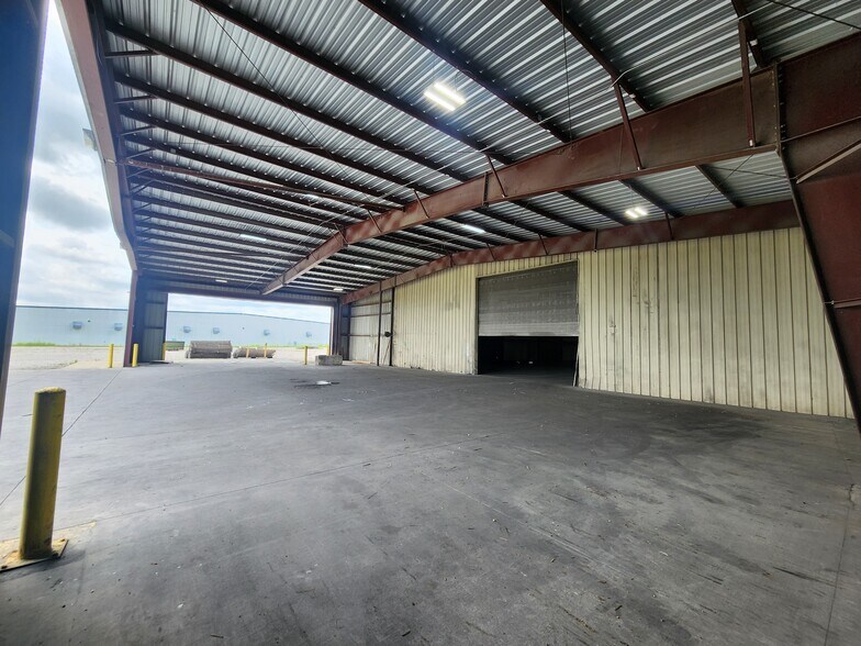 More Photos Of 351 Scottys Way, Bowling Green Service For Lease