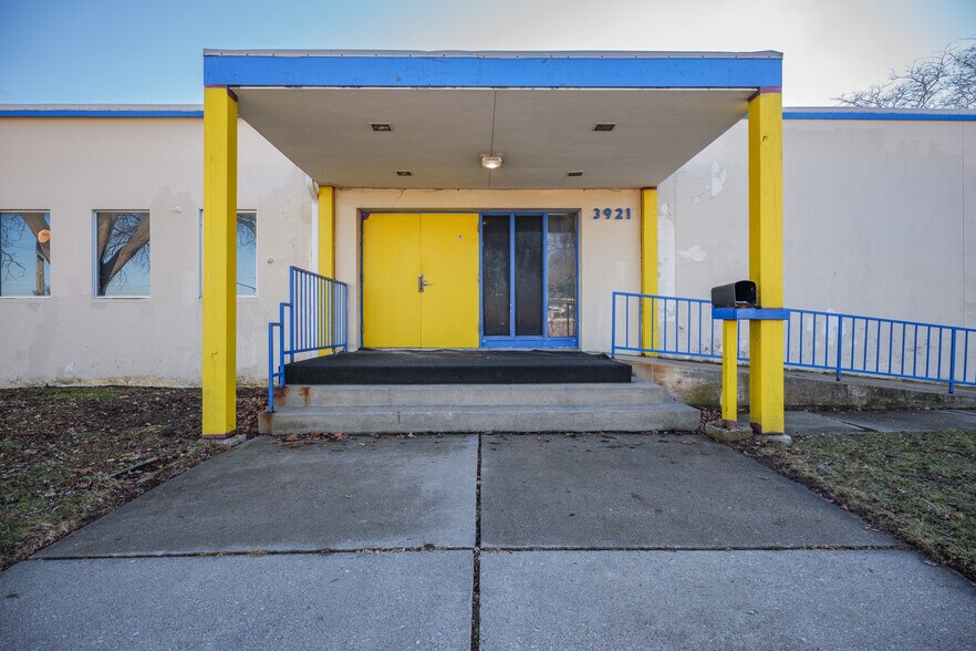 More Photos Of 3921 Olive St, Racine Office For Sale