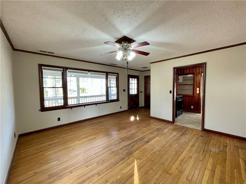 More Photos Of 311 S Main St, Springdale Office For Sale