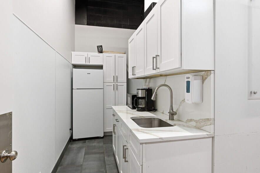More Photos Of 4136 N Kedzie Ave, Chicago Medical For Sale