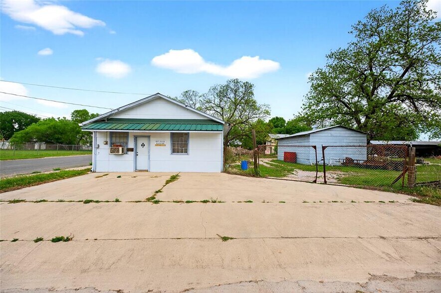 More Photos Of 401 E 6th St, Lampasas Warehouse For Sale