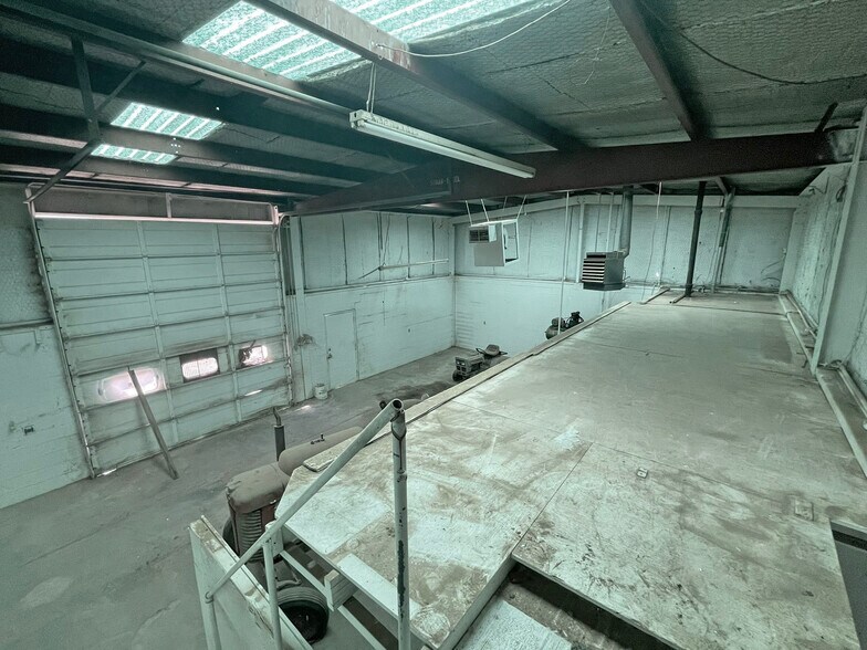 More Photos Of 504 SW 2nd St, Dimmitt Warehouse For Sale