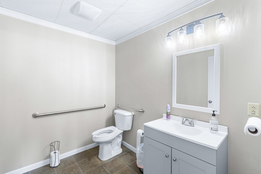 More Photos Of 3565 Main St, Jasper Office For Sale