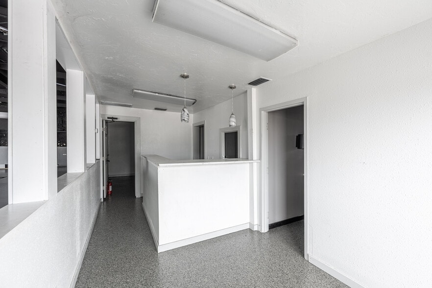 More Photos Of 1900 N Washington Blvd, Sarasota Flex For Sale
