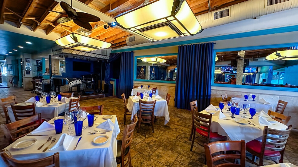 More Photos Of 852-862 5th Ave S, Naples Storefront For Sale