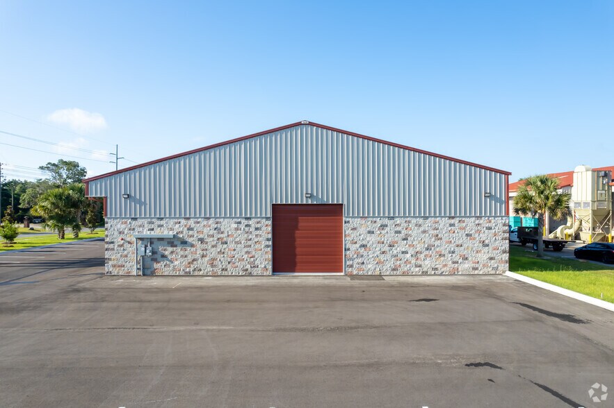 More Photos Of 200 S Hawthorne Ave, Apopka Warehouse For Lease