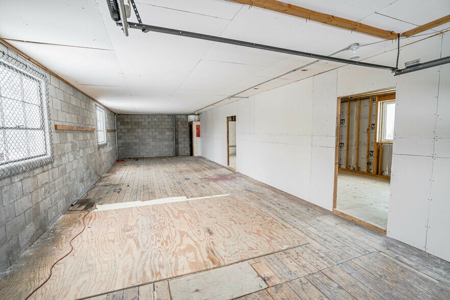 More Photos Of 2324 Vermillion St, Hastings Freestanding For Lease