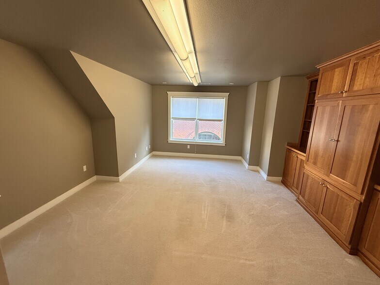More Photos Of 1510 NE Fairview Village St, Fairview Office Residential For Lease