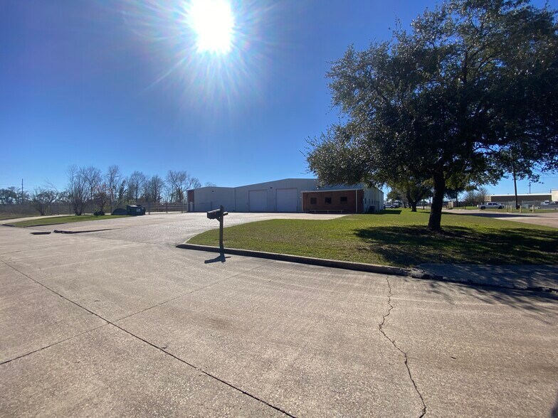More Photos Of 7030 Wespark Cir, Beaumont Warehouse For Lease