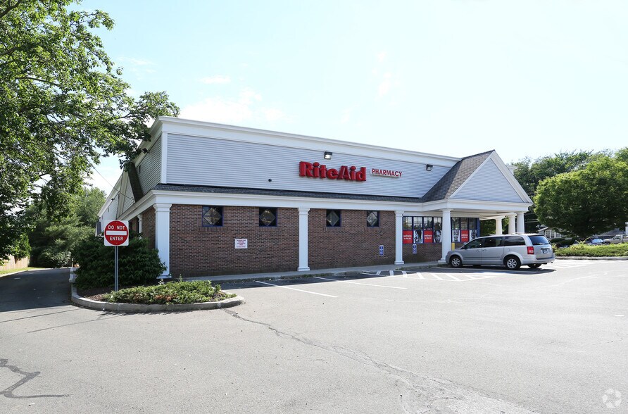 More Photos Of 588 Main St, East Haven Drugstore For Lease