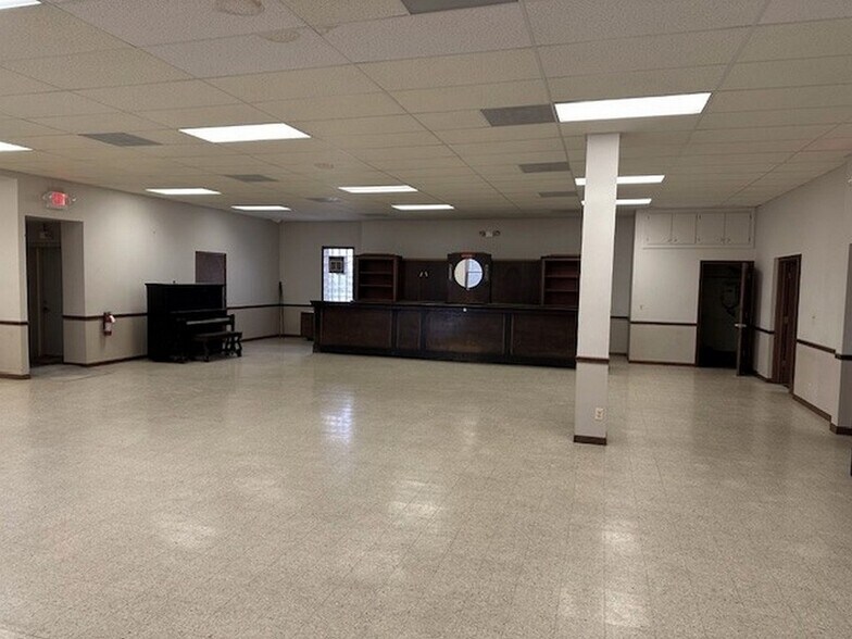 More Photos Of 117 N Main St, Crystal Lake General Retail For Sale