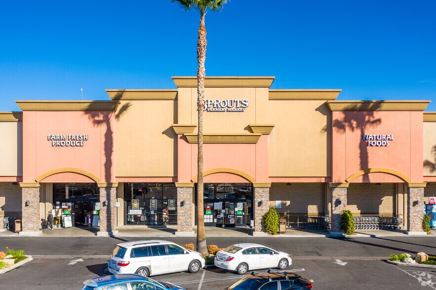 More Photos Of 21733-21841 Ventura Blvd, Woodland Hills General Retail For Lease